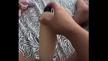 novia colombiana se masturba con screw.